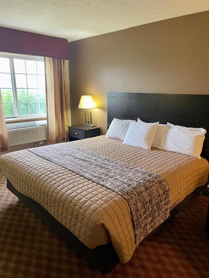 The Woodridge Inn Connersville エクステリア 写真