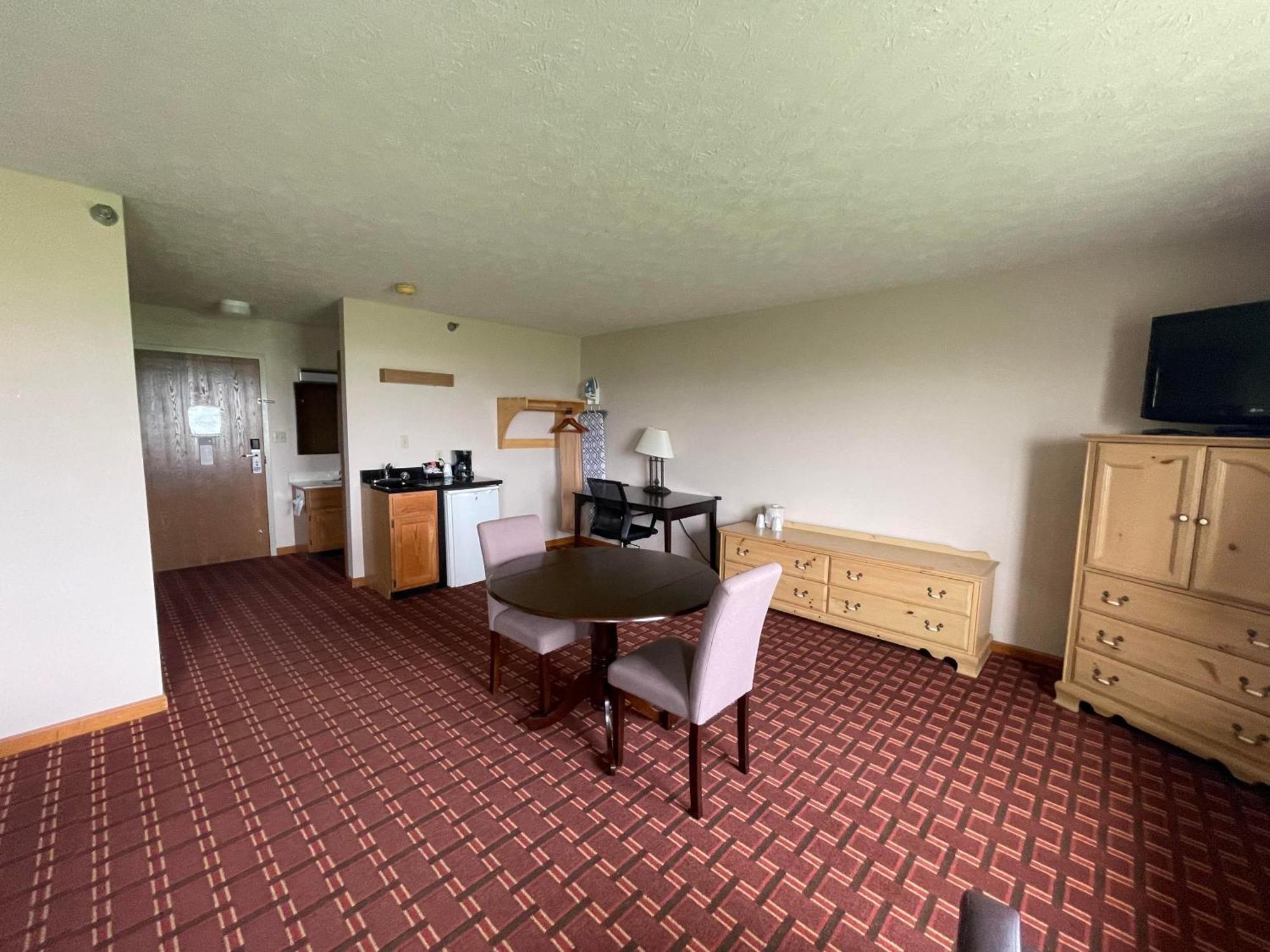 The Woodridge Inn Connersville エクステリア 写真