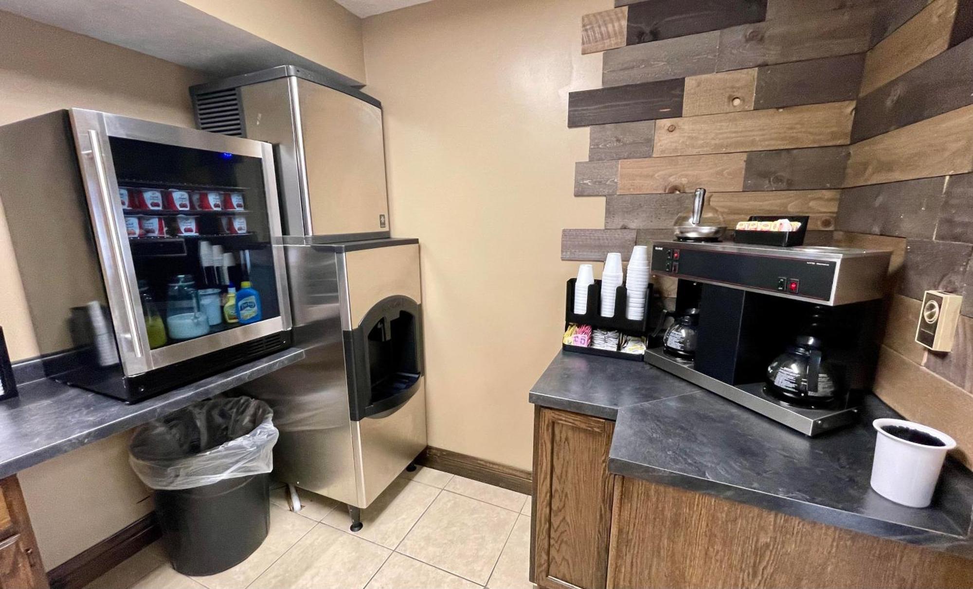 The Woodridge Inn Connersville エクステリア 写真