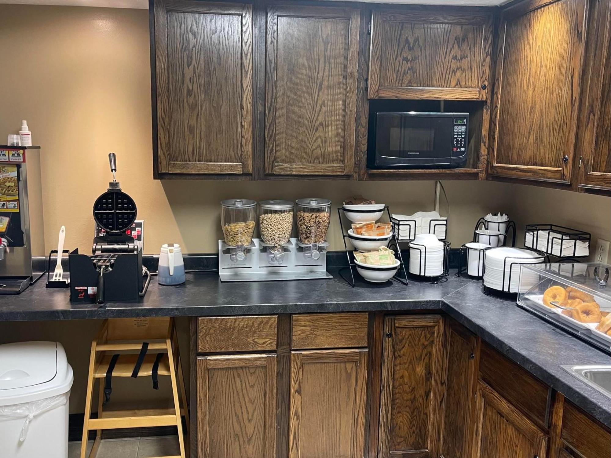 The Woodridge Inn Connersville エクステリア 写真