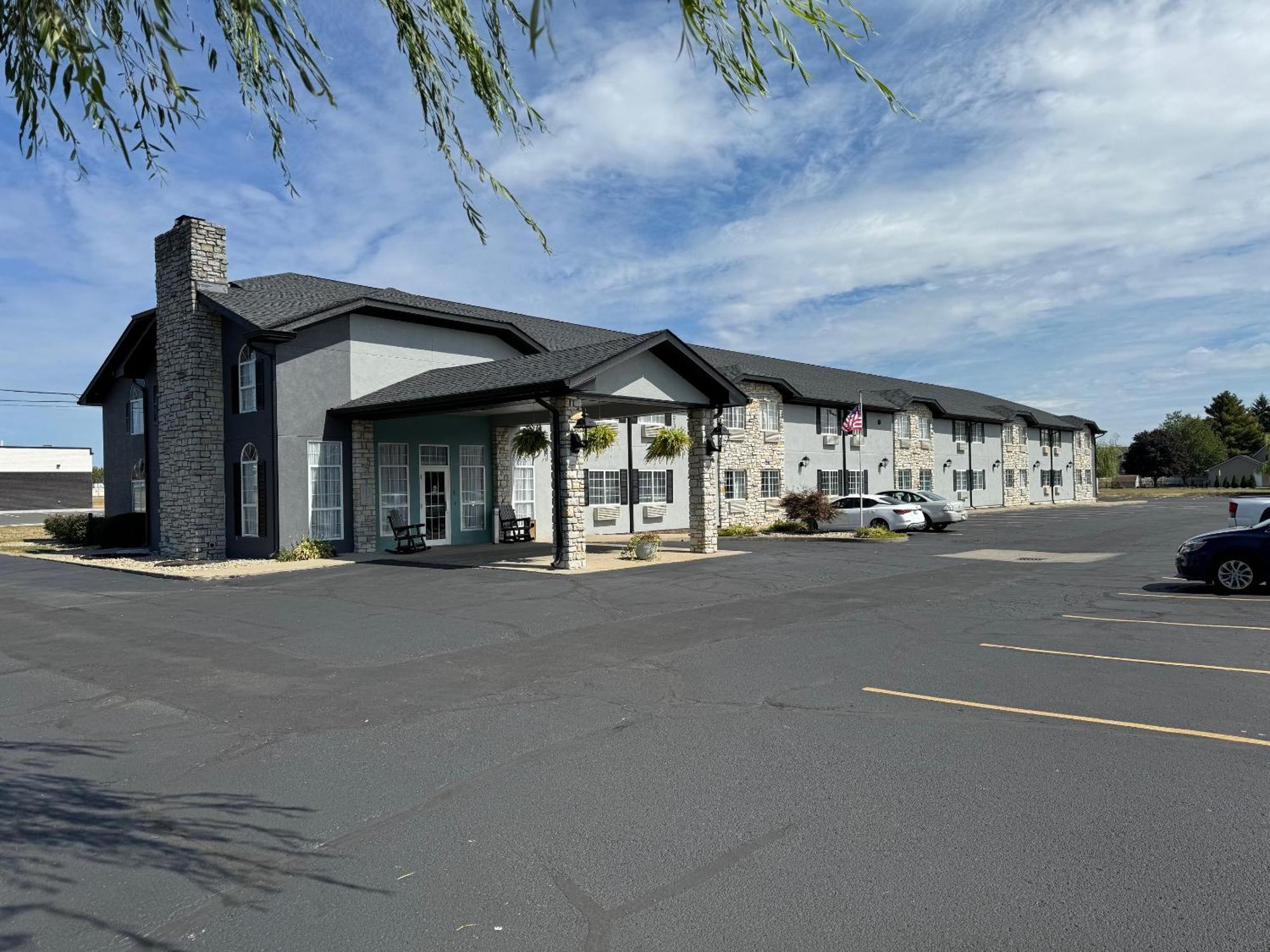 The Woodridge Inn Connersville エクステリア 写真