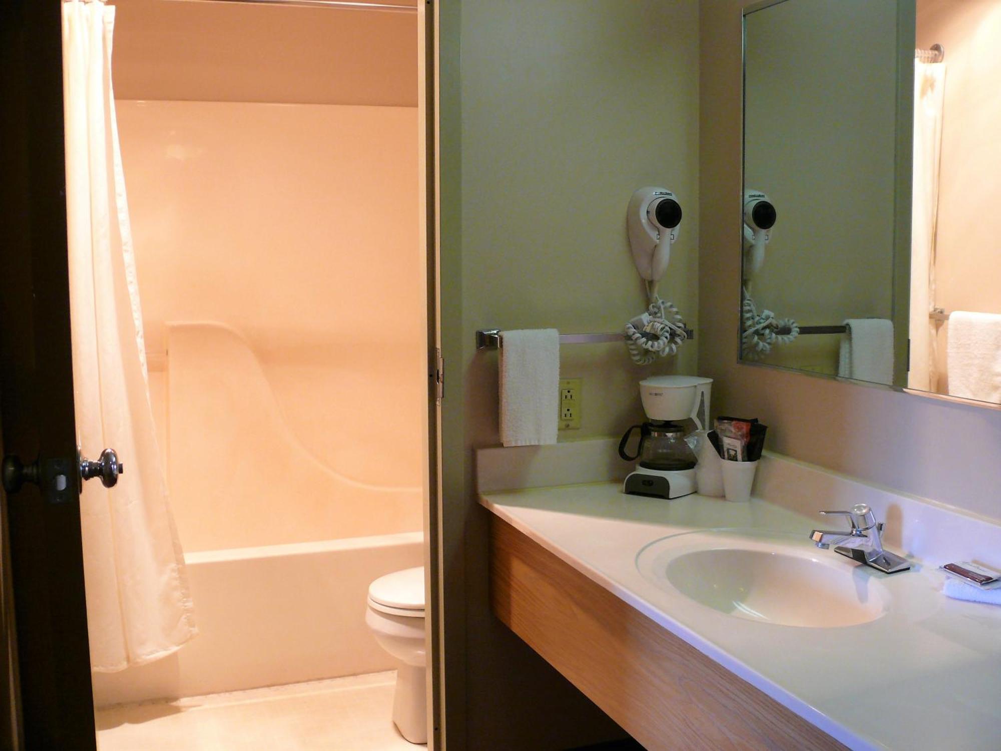 The Woodridge Inn Connersville エクステリア 写真
