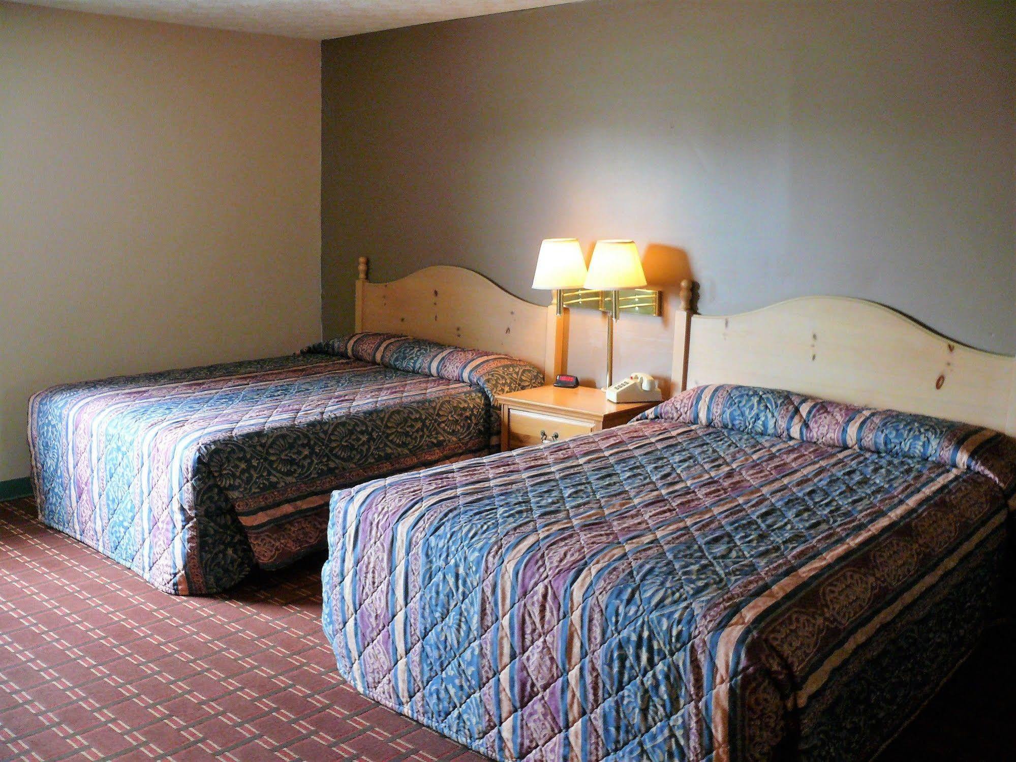 The Woodridge Inn Connersville エクステリア 写真