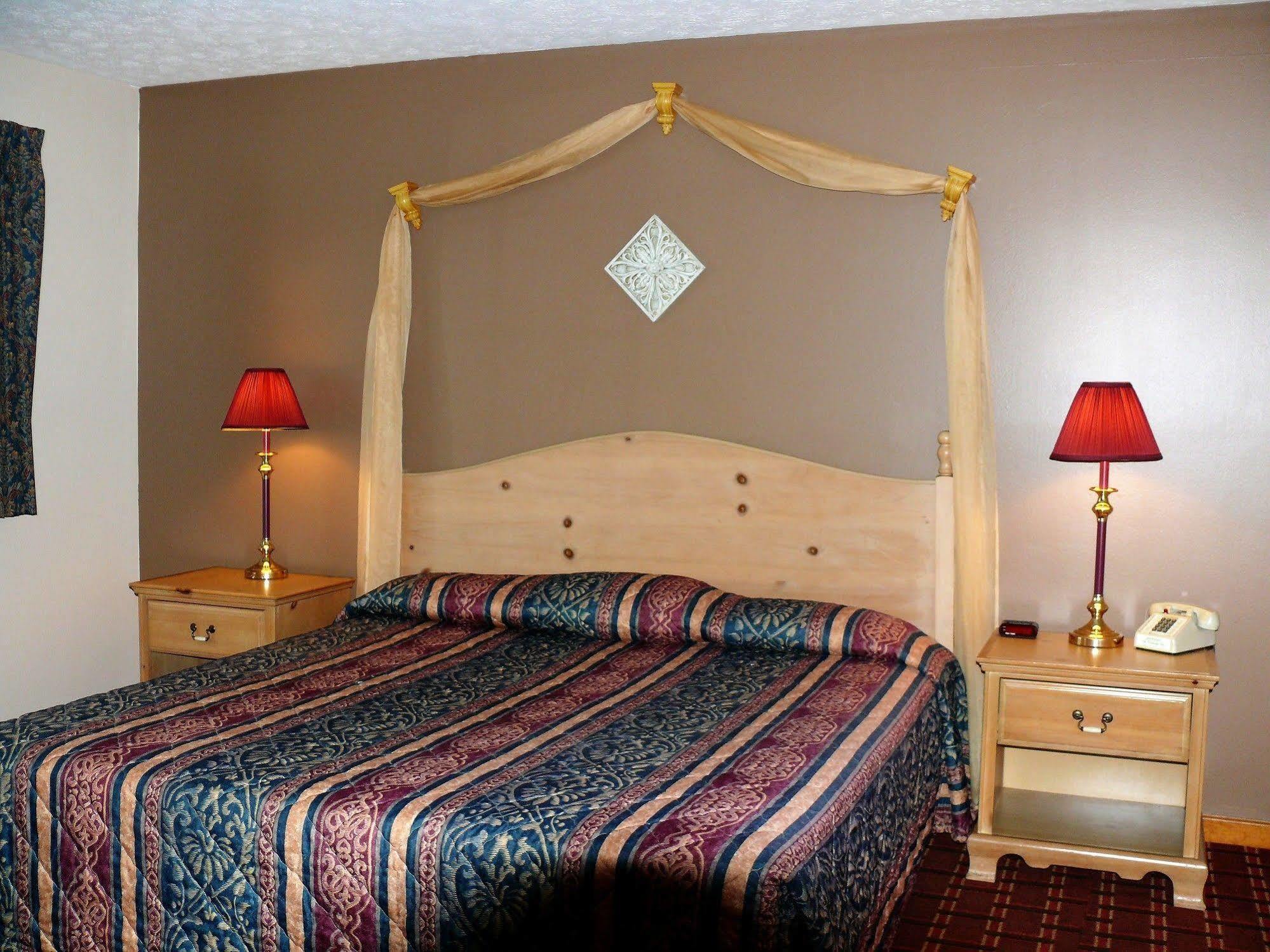The Woodridge Inn Connersville エクステリア 写真