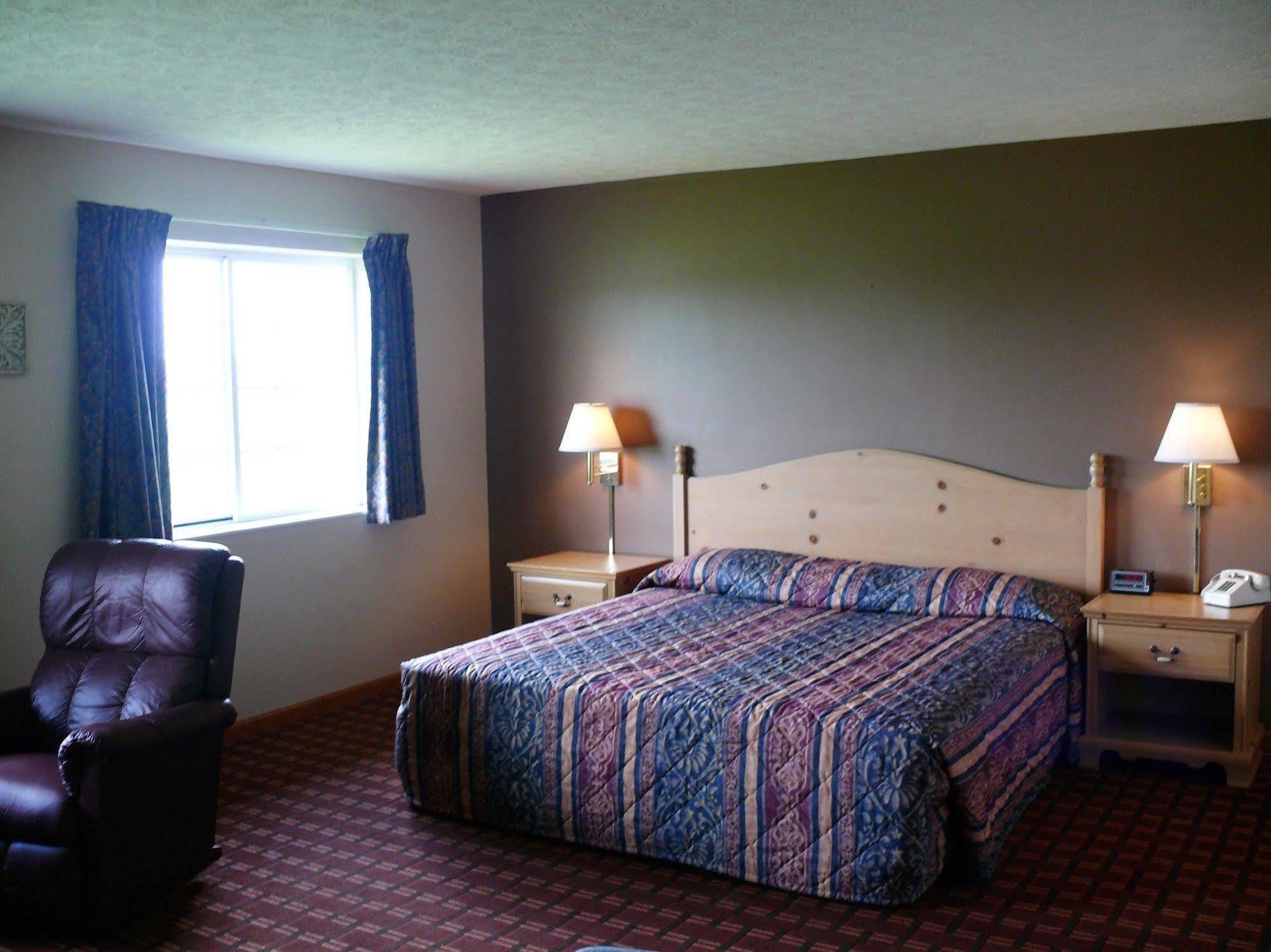 The Woodridge Inn Connersville エクステリア 写真