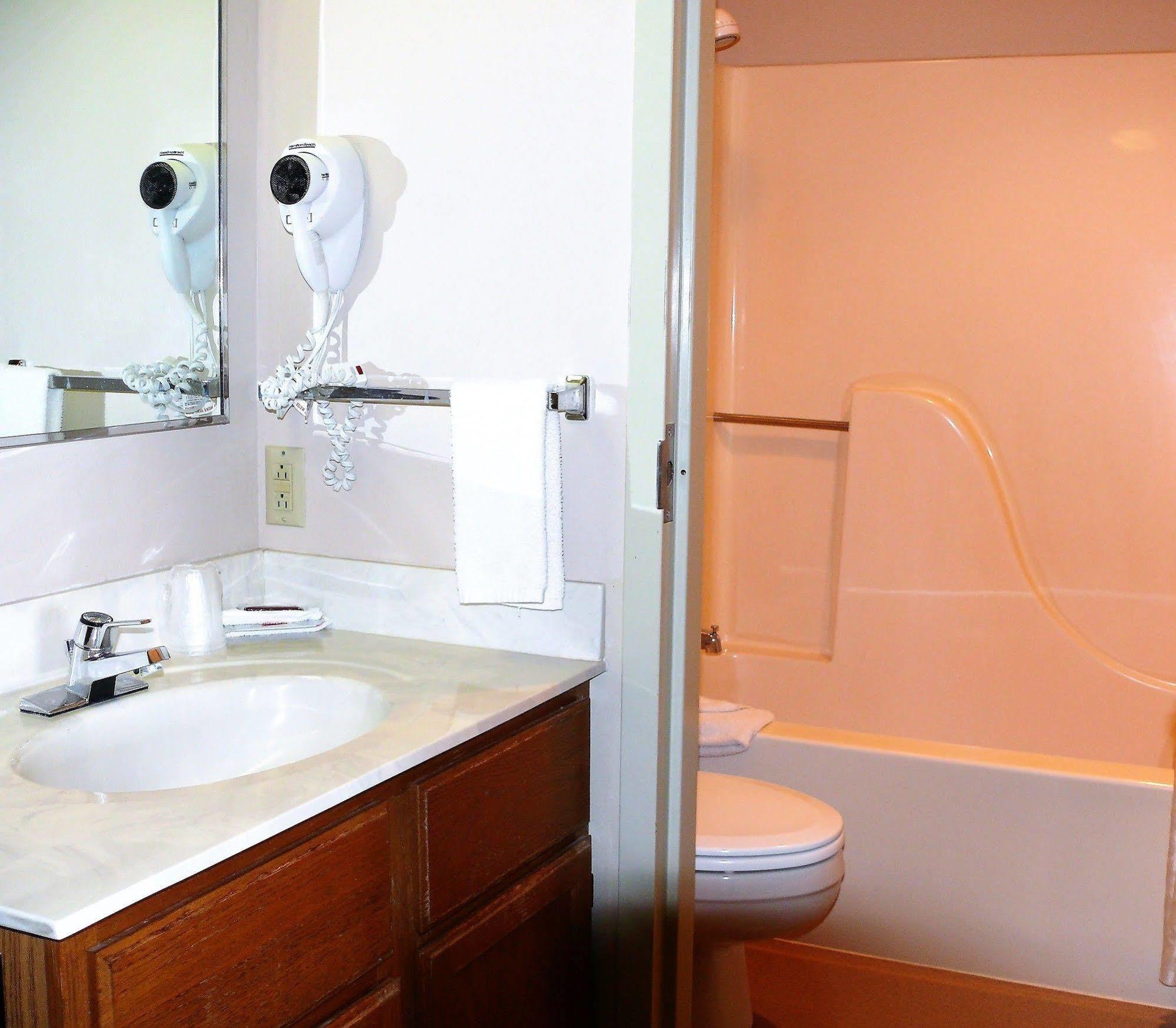 The Woodridge Inn Connersville エクステリア 写真