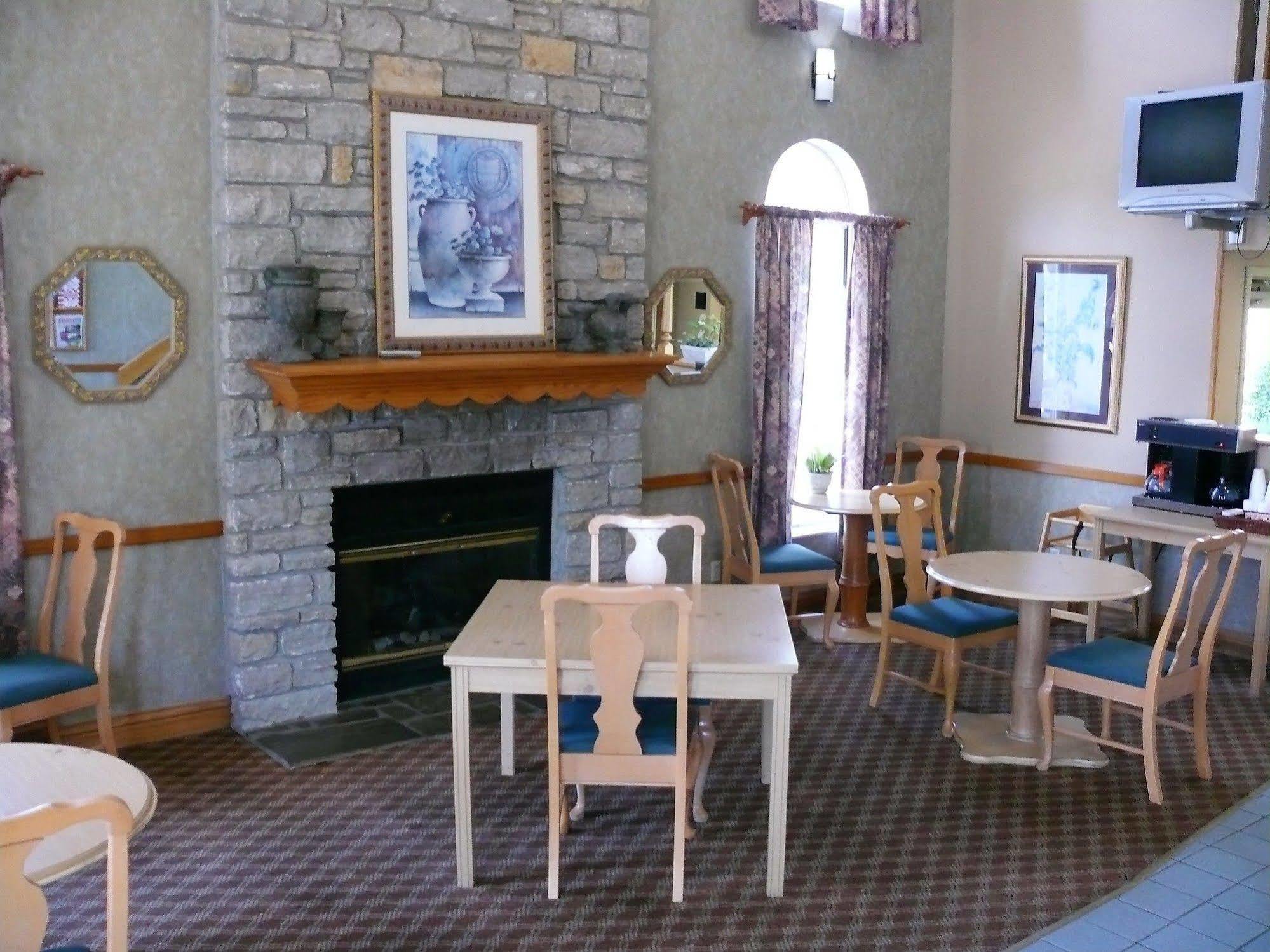 The Woodridge Inn Connersville エクステリア 写真