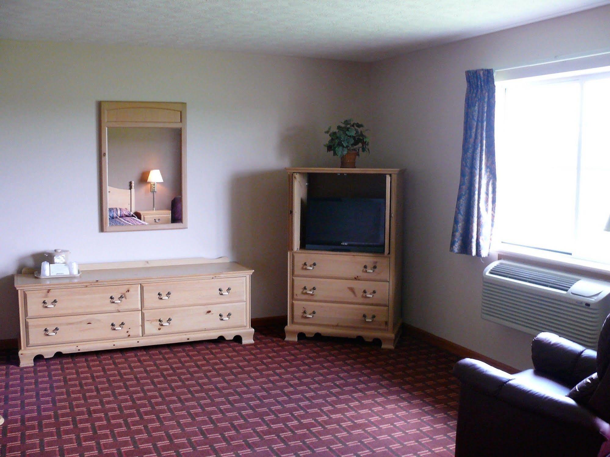 The Woodridge Inn Connersville エクステリア 写真