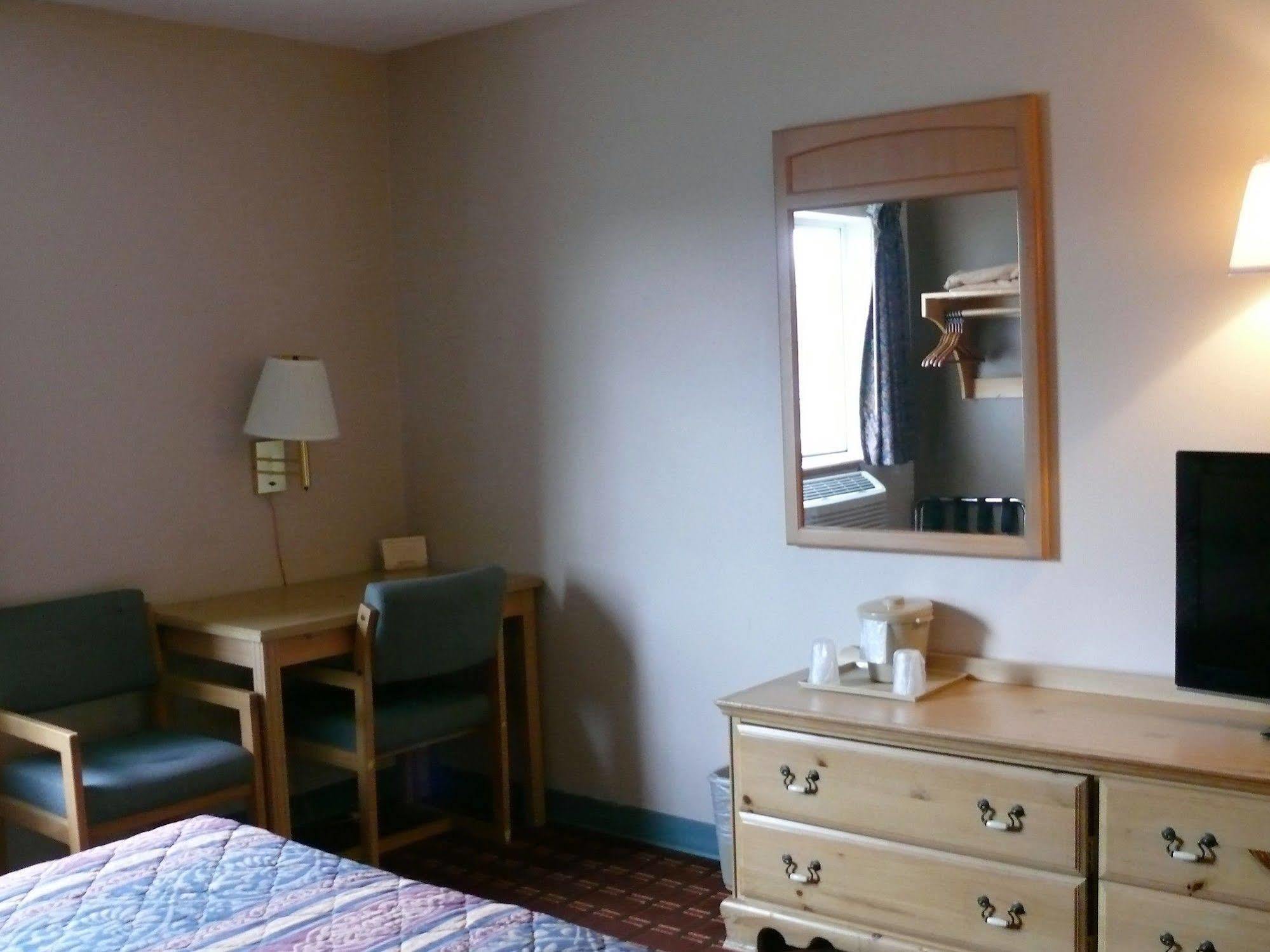 The Woodridge Inn Connersville エクステリア 写真